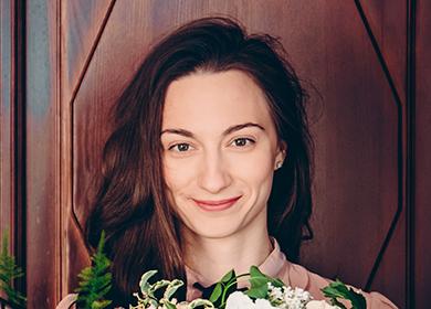 Fille avec une vague de cheveux noirs