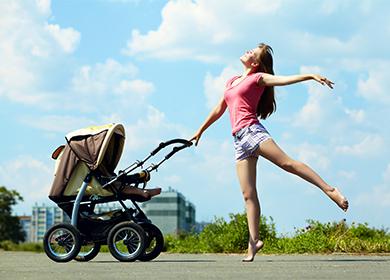 Fille avec un landau