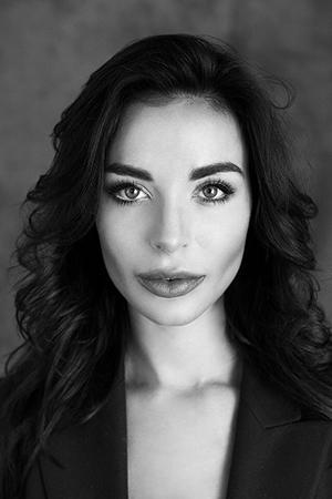 Photo noir et blanc d'une fille mystérieuse