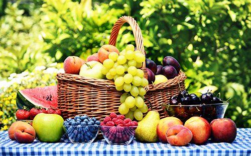 Fruits d'automne dans le panier en osier