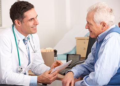 Médecin avec un patient âgé