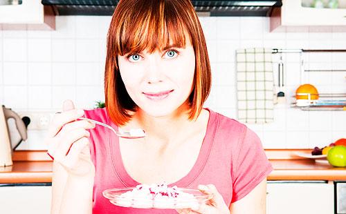 Niña come queso cottage