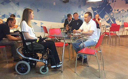 Conversation d'affaires à la table