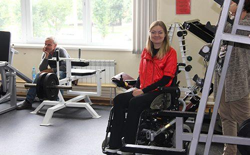 Fille dans une veste rouge