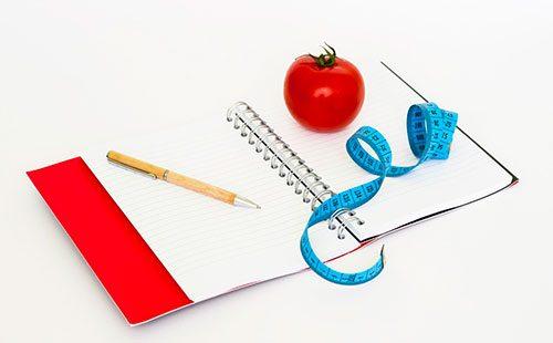 Tomate en un cuaderno