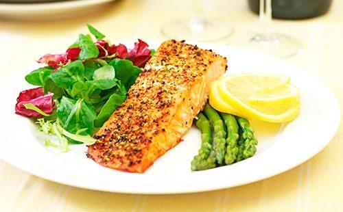 Pescado al horno en un plato con verduras