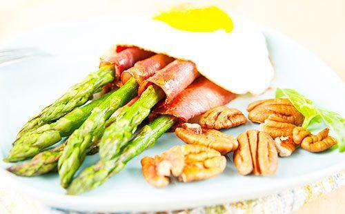Espárragos y huevos fritos