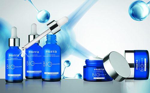 Eine Reihe von verschiedenen Tools in blauen Containern