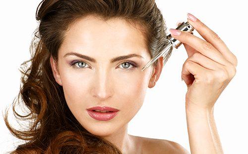 Dunkelhaarige Schönheit mit einer Pipette