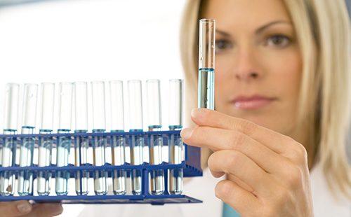 Wissenschaftler sucht nach neuen Mitteln