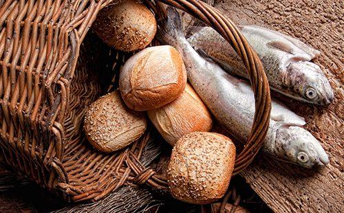 Taze balık ve çörek sepeti