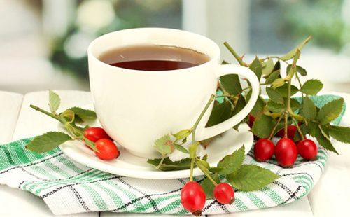 Kuşburnu çilek suyu beyaz bir kaba