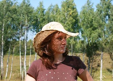 Olga dans un chapeau de maille