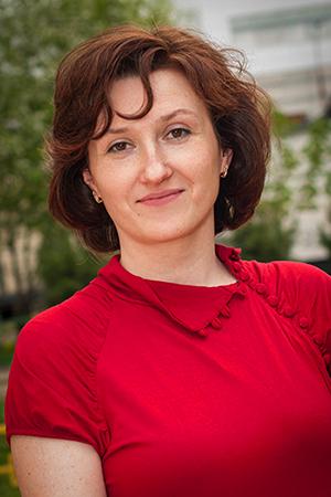 Portrait en blouse rouge