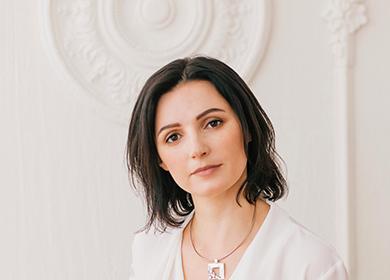 Olga dans un décor blanc