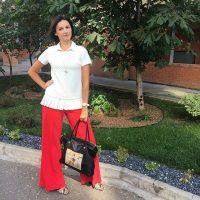 Posant dans un pantalon rouge