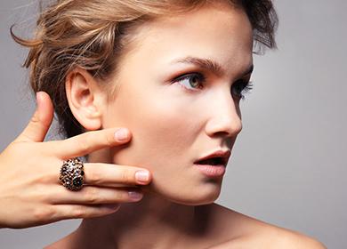 Belle femme touche ses joues