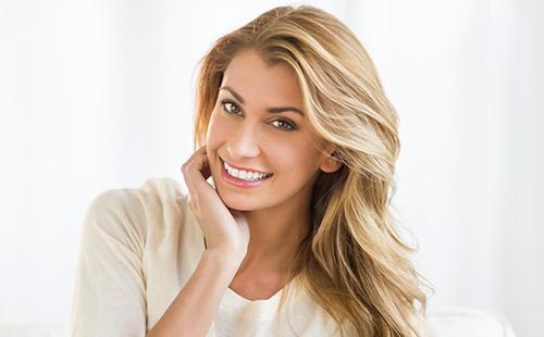 Heureuse femme touchant le visage