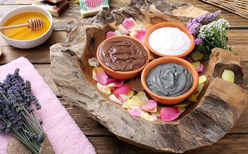 Argile dans des bols, herbes et miel préparés pour le masque