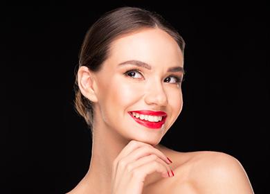 Belle femme tient coquette son menton