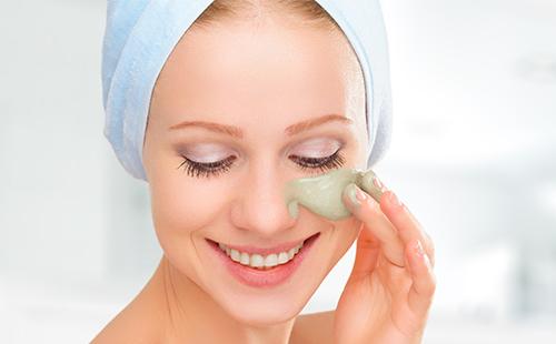 Suce l'huile d'argile sur le visage