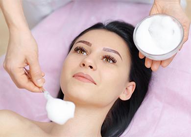 Fille faire un masque dans un salon de beauté