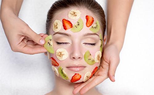 Morceaux de fruits sur le visage