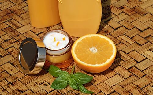 Crème avec des tranches d'orange