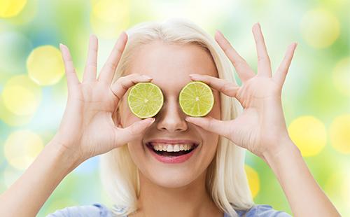 La fille est titulaire de deux cercles de citrons