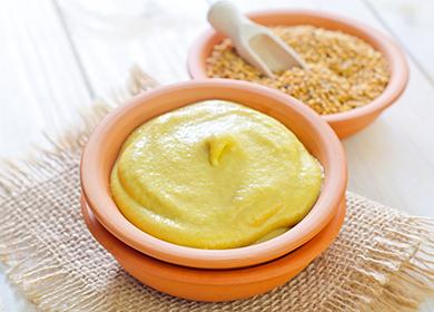 Moutarde jaune dans des bols d'argile