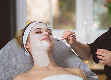 Masque blanc de paraffine sur le visage de la fille