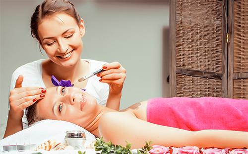Fille dans un salon de beauté
