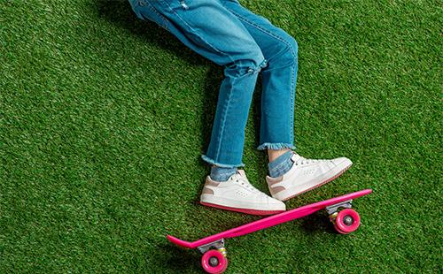 Jambes en jeans sur l'herbe