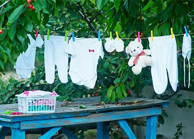 Les choses de bébé sont séchées sur une corde