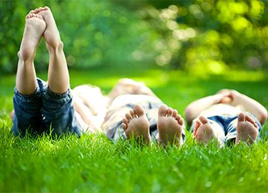 Les enfants sont allongés sur l'herbe