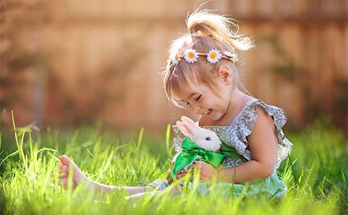 Niña sentada en el césped
