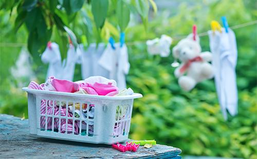 La ropa del bebé se seca con una cuerda.