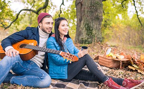 Pareja en el bosque
