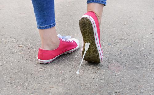 Chewing-gum collé à la semelle