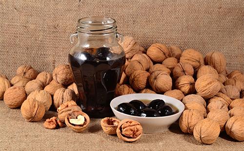 Dulceata de nuca intr-un borcan