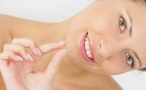 Fille tient une capsule dans la main