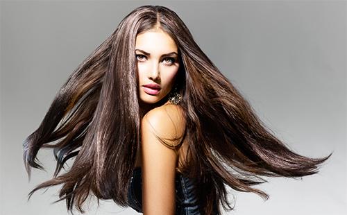 Fille aux beaux cheveux longs