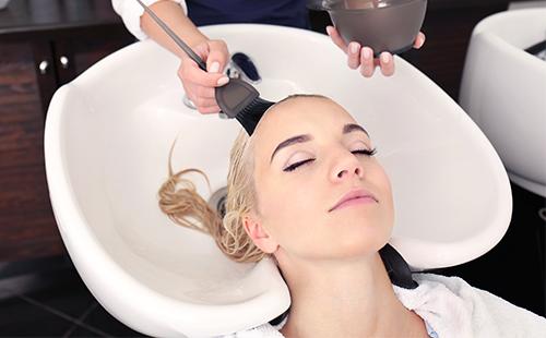 Fille se laver les cheveux