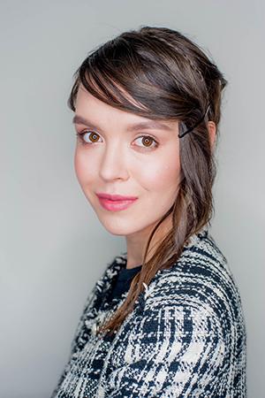 Doux sourire dans les yeux marron