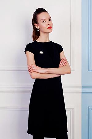 Catherine dans une robe noire stricte