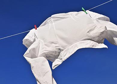 La chemise des hommes se rince au vent contre le ciel