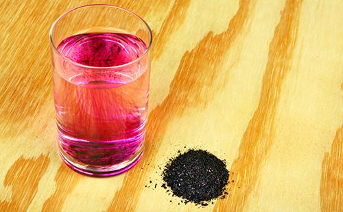 Permanganate de potassium en cristaux et divorcé