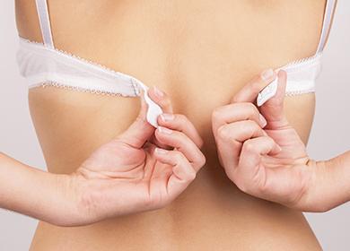 Fille déconner avec un fermoir de soutien-gorge blanc