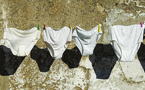 Culotte blanche sèche sur une corde
