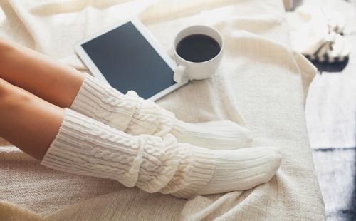 Chica en calcetines blancos